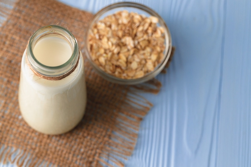 lait d'avoine vegan en bouteille et flocons