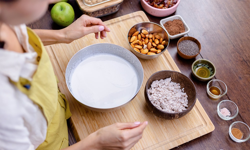 femme preparation lait de jument amande quinoa