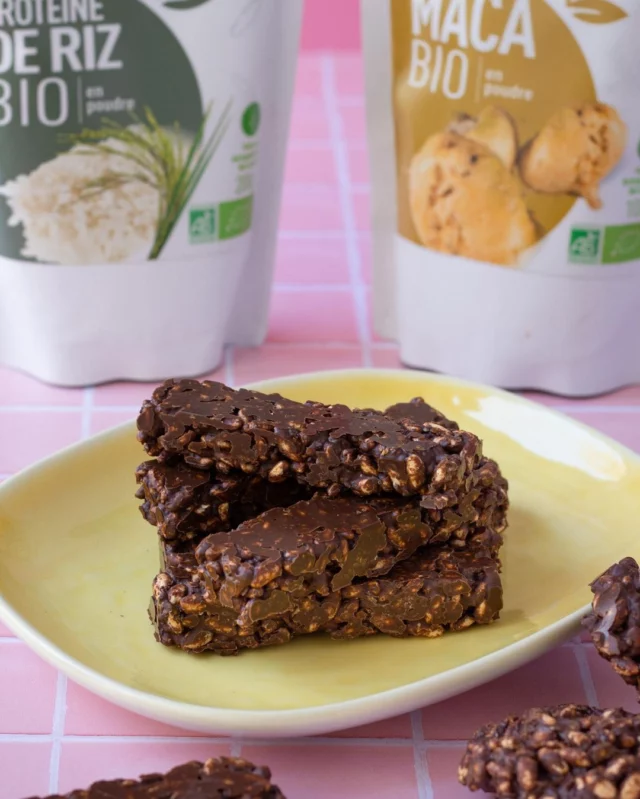 Le goûter parfait n'existe p... Ah si finalement 🤭🤎

On a élaboré LA recette saine et gourmande par excellence : des barres protéinées-chocolatées, croustillantes à souhait, et hyper bonnes pour la santé. 💪 

Riche en fibres, en vitamines, en protéines végétales mais aussi en oméga-3 et en antioxydants, elles sont idéales pour booster naturellement l'énergie et la digestion. 🌟
Vous en rêviez ? Debardo l'a fait 👀 :

🍫 Ingrédients (pour une dizaine de barres) :
• 50 g de riz soufflé
• 180 g de chocolat noir 70% (fondu)
• 2 c.à.s de purée de noisettes
• 1 c.à.s de graines de chia
• 1 c.à.s de graines de lin moulues
• 20g de protéine de riz en poudre Debardo
• 1 c.à.c de maca bio en poudre Debardo
• 1 c.à.s de levure maltée 

🧑‍🍳 Préparation : 
1. Faire fondre le chocolat au bain-marie doucement. 
2. Mélanger tous les ingrédients secs dans un bol (riz soufflé, protéines, graines, maca, levure maltée). 
3. Ajouter la pâte de noisette et le chocolat fondu, bien mélanger pour enrober le tout. 
4. Former des petites bouchées à l’aide d’une cuillère, d’un moule à mini muffins ou d'un moule à barres. 
5. Laisser figer au frais pendant au moins 30 minutes avant de déguster.
.
.
.
#debardo #debardobio #chocolat #chocolate #chocolatelovers #protéines #prot #maca #bio #grainesdechia #foodie #sain #santé #superaliment #superfood #bio #végé #végétarien #végane #vegan #recette #gourmandise #gouter