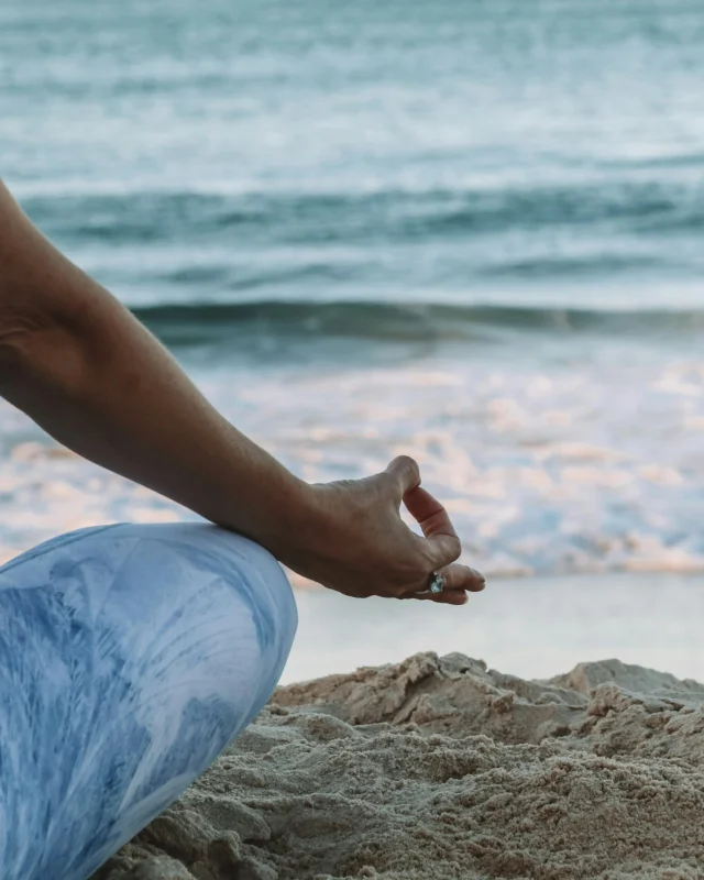 Du soleil, le bruit des vagues, et une bonne séance de méditation 🧘‍♀️💗

Avec le retour des beaux jours, et les vacances qui approchent, le moment est au self-care. Et une séance de méditation matinale les pieds dans l'eau est probablement l'une des meilleures manières d'entamer une belle journée. ☀️

Une session en pleine conscience, une méditation guidée, sinon basée sur les sensations ou la visualisation, le tout reste de prendre soin de soi et de s'accorder un moment de douceur. 🙏
.
.
.
#debardo #debardobio #été #ete #summer #soleil #mer #sea #plage #paysage #nature #pleinair #méditation #meditation #matin #selfcare #developpementpersonnel #motivation #bienetre #health #healthy #bonnejournee