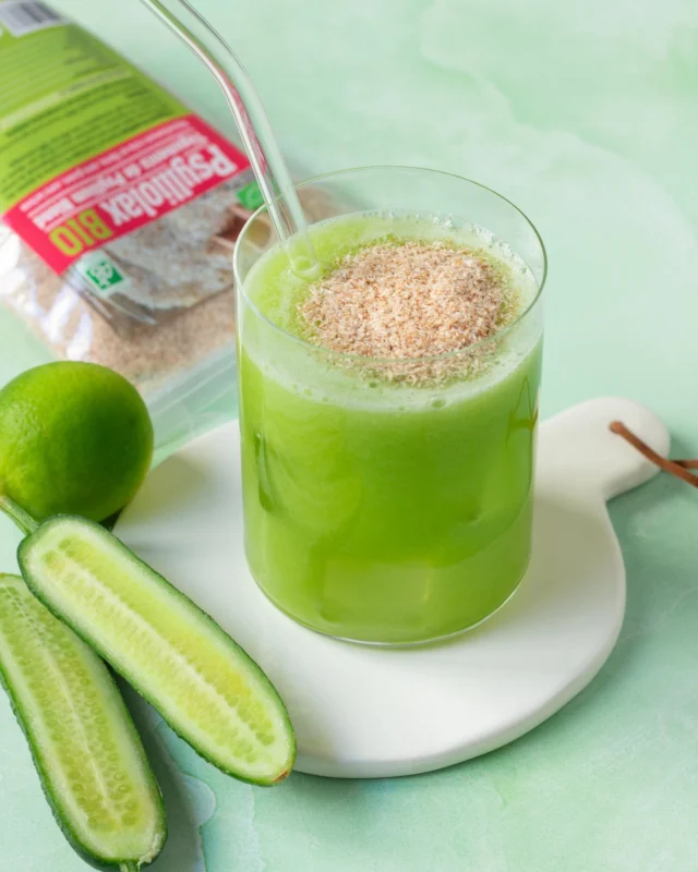 Besoin de fraîcheur ? 🧊

On a exactement ce qu'il vous faut : un jus détox hyper frais et bon pour la santé, pour commencer la journée du bon pied. 🙌 
💚 Régalez-vous : 

🥒 Ingrédients (pour 1 grand verre) :
• 2 mini concombres (ou 1/2 gros concombre)
• Le jus d’1 citron vert
• 1 c.à.c de psyllium blond bio Debardo
• 150 ml d’eau bien fraîche
• Quelques glaçons
• 1 c.à.c de sirop d’agave ou d’érable (optionnel)
• Quelques feuilles de menthe fraîche (optionnel) 

🍋 Préparation :
1. Laver les mini concombres et les couper grossièrement (inutile de les éplucher si ils sont bio).
2. Presser le citron vert.
3. Mixer ensemble les concombres, le jus de citron, l’eau, et si souhaité, la menthe et le sirop d’agave.
4. Une fois la texture bien lisse, servir dans un verre puis ajouter les glaçons et mélanger. Ensuite, saupoudrer le psyllium puis mélanger à nouveau. C'est prêt !

Le + du psyllium blond Debardo 💚 : sa fibre végétale permet d'améliorer le transit intestinal, favoriser la satiété, nettoyer l'organisme en douceur et contribuer à une digestion plus sereine. 🫶 Idéal au petit-déj, dans un yaourt ou une compote, ou pour une cure detox ! 
.
.
.
#debardo #debardobio #smoothie #jus #concombre #citron #detox #jusdetox #petitdejeuner #recettefacile #recetterapide #veggie #végé #végétarien #végan #psyllium #psylliumblond #superfood #recette #gourmandise #fruits #vitamines #energie